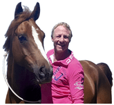 Pferdeosteopath Markus Kalpers mit einem Pferd